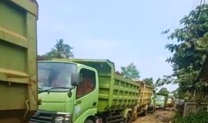 Armada truk yang melintas merusak permukaan jalan.(ist) Portalkota.id