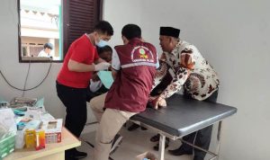 Gelar Sunat Massal, Ketua RW 11 Pakualam Senang Melihat Belasan Anak Antusias.(ski) Portalkota.id