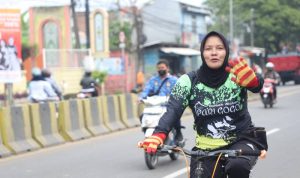 Pesepeda melintasi jalan di Kota Tangerang.(ist) Portalkota.id
