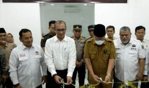 Wali Kota Benyamin Resmikan Gudang Logistik KPU Tangsel.(Hud) Portalkota.id