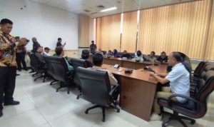 Warga Cicentang, Gang Hj Besan, Rawa Buntu sedang menyampaikan aspirasi kepada Anggota DPRD Kota Tangsel.(ski) Portalkota.id