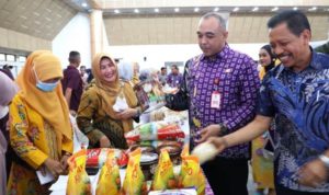 Bupati Tangerang Ahmed Zaki Iskandar pantau Bazar di Tigaraksa.(ist) Portalkota.id