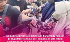 Solidaritas U-20, Pencinta Sepak Bola di Tangsel Bagikan Ratusan Takjil dan Pita Hitam.(ist) Portalkota.id