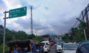 Tak Ada Petugas, Lalu Lintas Menuju Pantai Carita Macet Total.(Jik) Portalkota.id