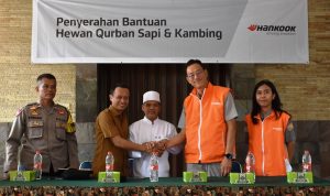 Seremonial Penyerahan Bantuan Hewan Kurban oleh Chang Doo Young, President Director PT Hankook Tire Indonesia kepada Kepala Desa Cicau, Maman Fahlepi disaksikan oleh Tokoh Ulama Setempat, H. Asep. S.(ist) Portalkota.id