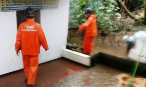 Tim BPBD Tangsel memeriksa kondisi tembok setinggi 4 meter yang roboh di Kademangan.(Dok BPBD) Portalkota.id