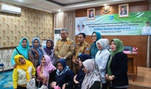 PKK Kecamatan Pamulang saat foto bersama Wali Kota Tangsel Benyamin Davnie.(Ist) Portalkota.id