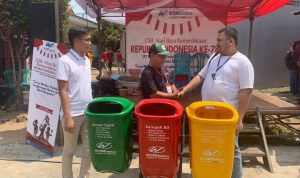 Semarak Kemerdekaan RI WOM Finance Donasikan Tempat Sampah.(Ist) Portalkota.id