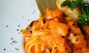 Salmon Fettuccine Tomato Cream Sauce.(ist) Portalkota.id