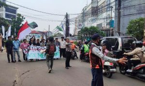 Demo HMI Komfaktek Depan Pemkot Tangsel Blokade Jalan, Pengguna Jalan: Ganggu Lalin.(eka) Portalkota.id