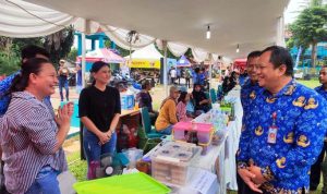Kepala Dinkop UKM Tangsel, Bachtiar Pryambodo lakukan kunjungan ke para UMKM di Ciputat.(eka) Portalkota.id