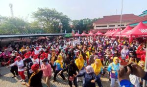 Masyarakat Serpong Utara sedang lakukan senam bersama Nyak Kopsah.(eka) Portalkota.id
