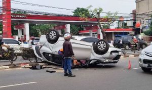 Tabrak Tiang Lampu, Sebuah Mobil Terbalik di Jalan Raya Serpong.(eka) Portalkota.id