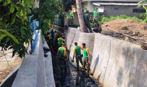 Antisipasi Banjir, Warga Pakualam Bersama Arhanud Kerja Bakti Bersihkan Kali Dongkal.(eka) Portalkota.id
