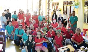 Jelang Hari Natal Hotel Santika Premiere Bintaro Menebar Kasih bersama Panti Werdha PNIEL Bintaro.(ist) Portalkota.id