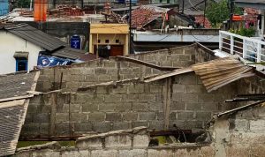 Kondisi rumah warga di Serpong yang terdampak angin kencang.(ist) Portalkota.id