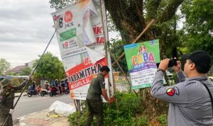Bawaslu Tangsel Tertibkan APK Caleg yang Dipasang Tak Sesuai Aturan.(ist) Portalkota.id