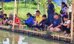 Caleg Golkar Dapil Serpong Utara, Rivo Derry Kumara sedang memancing ikan bersama masyarakat.(riski) Portalkota.id