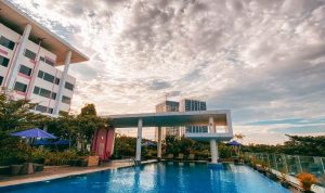 Pemandangan kolam renang Mercure Serpong Alam Sutera.(ist) Portalkota.id