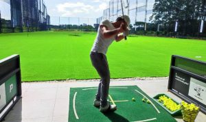 Saaih Halilintar saat mengikuti kejuaraan golf di Power Golf Alam Sutera.(riski) Portalkota.id