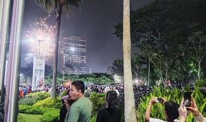 Sambut Tahun Baru 2024, Warga Tangsel Asik Nonton Kembang Api di Alam Sutera.(eka) portalkota.id