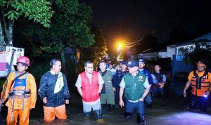 Turun ke Lokasi Banjir, Wakil Wali Kota Tangsel Berikan Bantuan.(ist) portalkota.id