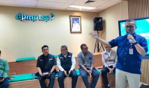Kepala DPMPTSP Kota Tangsel, Maulana Prayoga sedang memaparkan materi investasi.(riski) Portalkota.id