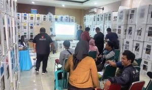 Ketua Bawaslu Kota Tangsel, Muhamad Acep saat melakukan pemantauan di Serpong Utara.(ist) Portalkota.id