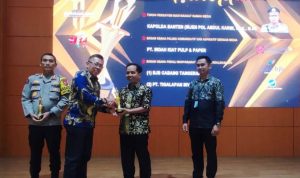 PT Indah Kiat Raih Badan Usaha Paling Komunikatif dengan Media di Tangerang Raya Award 2024.(ist) Portalkota.id