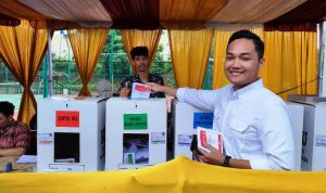 Rivo Derry Kumara sedang salurkan hak pilihnya.(riski) Portalkota.id