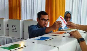 Wakil Wali Kota Tangsel, Pilar Saga Ichsan saat melakukan pencoblosan.(riski) Portalkota.id