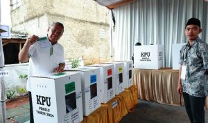 Wali Kota Tangsel Lakukan Pencoblosan di TPS 19 Lengkong Karya.(riski) Portalkota.id