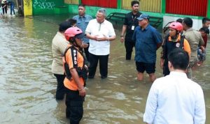 Wali Kota Tangsel, Benyamin Davnie memantau banjir di Pondok Aren saat Pemilu 2024.(ist) Portalkota.id