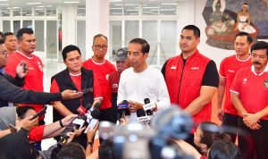 Presiden Joko Widodo menyampaikan keterangan kepada awak media di Stadion Utama Gelora Bung Karno, Jakarta, Kamis malam, 21 Maret 2024. (Foto: BPMI Setpres/Vico)