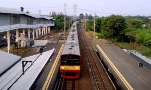 KRL sedang memasuki Stasiun Cisauk BSD City.(Riski) Portalkota.id