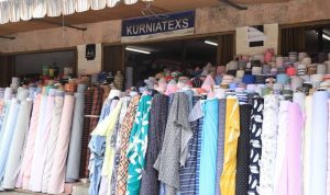 beragam bahan untuk membuat busana lebaran di Pasar Cipadu Kota Tangerang.(ist) Portalkota.id