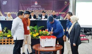Pembukaan kotak hasil rekapitulasi Kecamatan Ciputat saat rapat pleno tingkat Kota Tangsel.(riski) Portalkota.id