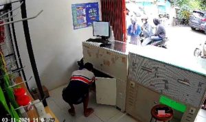 Rekaman CCTV saat pelaku mengggasak counter HP di Pondok Aren.(ist) Portalkota.id