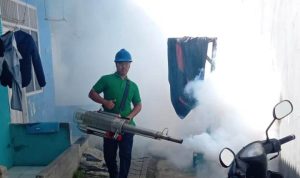 PT Indah Kiat Pulp and Paper (IKPP) Tangerang melakukan pengasapan atau fogging di sejumlah pemukiman rawan penyerbaran DBD.(ist) Portalkota.id