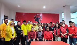 Pasangan Benyamin - Pilar saat mengembalikan formulir pendaftaran Cakada ke PDIP Tangsel.(riski) Portalkota.id