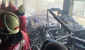 Situasi saat Damkar Tangsel melakukan pemadaman di Hotel All Nite & Day Alam Sutera.(ist) Portalkota.id