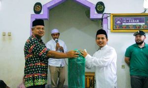 Tebar Kebaikan, Gema Keadilan Tangsel Bedah Karpet Mushola Al Jabbar Parigi.(ist) Portalkota.id
