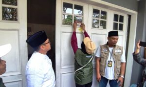 Petugas Pantarlih saat mencoklit di Rumah Wakil Wali Kota Tangsel, Pilar Saga Ichsan.(riski) Portalkota.id