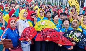 Airin Rachmi Diany bersama masyarakat saat car free day di BSD.(riski) Portalkota.id