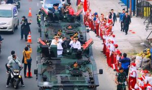 HUT ke-79 RI, Benyamin-Pilar Naiki Tank Menuju Lokasi Upacara.(ist) Portalkota.id