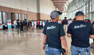 Terlihat beberapa peserta mengenakan atribut bertuliskan Airin-Ade jelang deklarasi di ICE BSD.(Riski) Portalkota.id