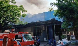 Kebakaran Gudang Oli dan Ban di Taman Tekno.(ist) Portalkota.id