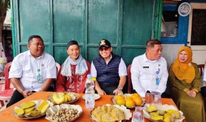 Wakil Wali Kota Tangsel, Pilar Saga Ichsan sedang bersenda gurau bersama masyarakat Pondok Jagung.(riski) Portalkota.id