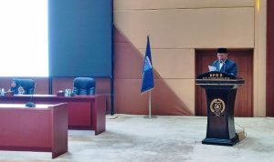 Wali Kota Tangsel, Benyamin Davnie saat rapat paripurna di DPRD Tangsel.(Ris) Portalkota.id