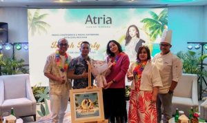 Dita Meichan saat menandatangani kehadiran untuk memeriahkan semarak tahun baru di Atria Gading Serpong.(riski) Portalkota.id